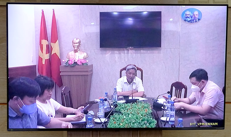 Thứ trưởng Bộ Y tế Nguyễn Trường Sơn cùng các chuyên gia của Bộ Y tế tại điểm cầu TP Hồ Chí Minh. (Ảnh: BYT)